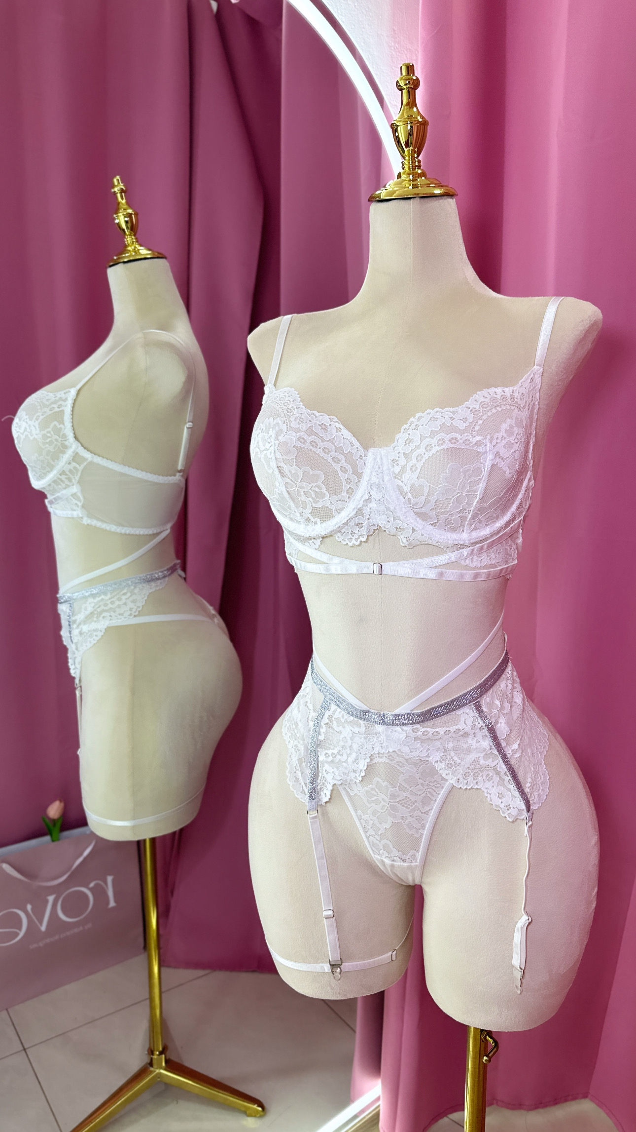 Lencería -  Blanca con arnés brillante plateado